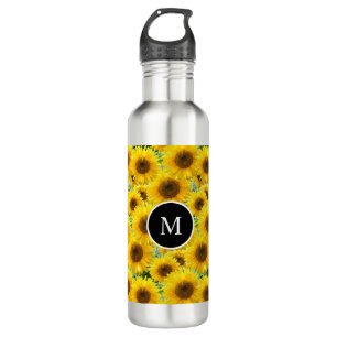 Bloeiende zonnebloemen en monogram waterfles 