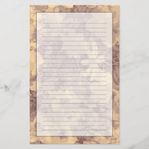 Bloem- en bladcamouflage op beige briefpapier