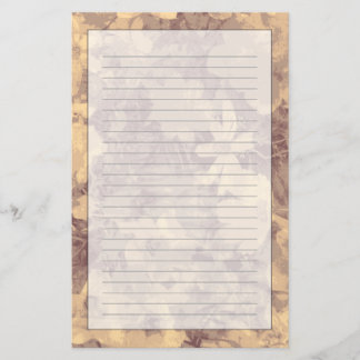 Bloem- en bladcamouflage op beige briefpapier