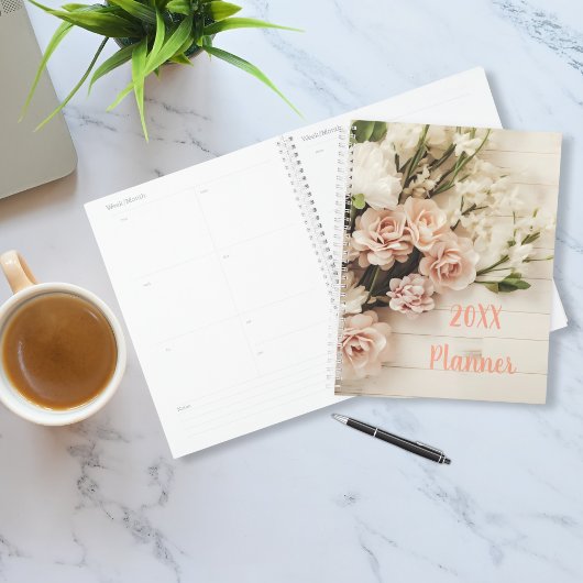 Bloem en roos boeket op rustiek hout planner