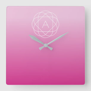 Bloemachtig geometrisch monogram roze gearceerde vierkante klok