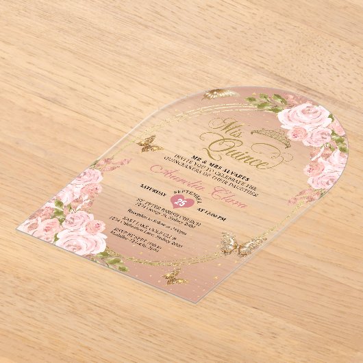 Bloemblush Roze Gouden Vlinder Quinceañera Boog Acryl Uitnodigingen (Laagn)