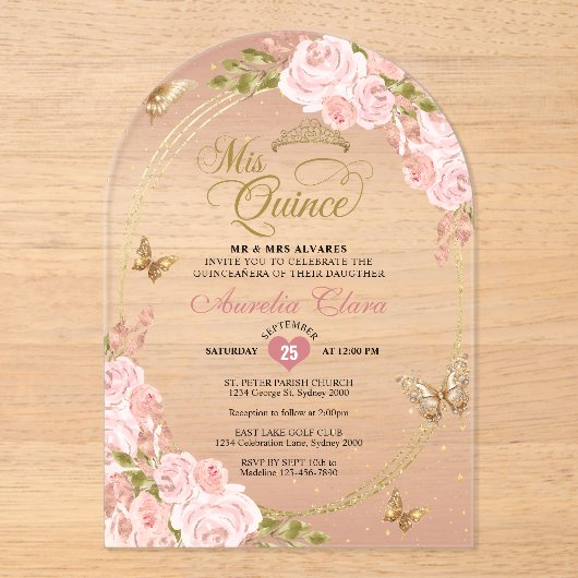 Bloemblush Roze Gouden Vlinder Quinceañera Boog Acryl Uitnodigingen (Voorkant)