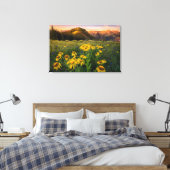 Bloemen | Bergbeemdommen Butte Colorado Canvas Afdruk (Insitu (Slaapkamer))