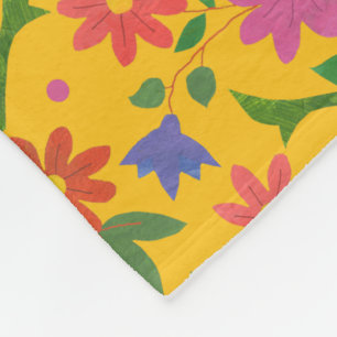 Bloemen en poka-stippen op de Gele Vleekbank Fleece Deken