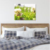 Bloemen in een veld canvas afdruk (Insitu (Slaapkamer))
