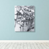 Bloemen in zwart en wit canvas afdruk (Insitu (Houten vloer))