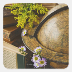 Bloemen met antiek wereldbol en boeken vierkante sticker