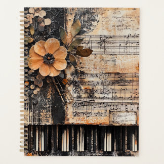Bloemen met rustieke pianotoetsen en verouderde mu planner