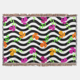 bloemen op zwarte en witte golvende achtergrond deken