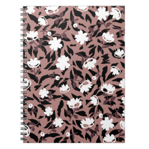 Bloemen patroon op luipaard achtergrond. notitieboek