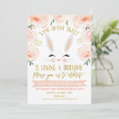 Bloemen Roze Goud Bunny Gezicht Verjaardag Uitnodi Kaart (Staand voorkant)