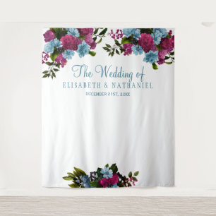 Bloemen stoffige blauwe bruiloft foto stand achter wandkleed