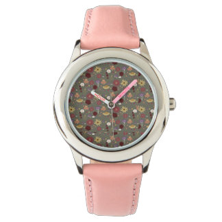 Bloemen van de herfst omarmen groene achtergrond horloge