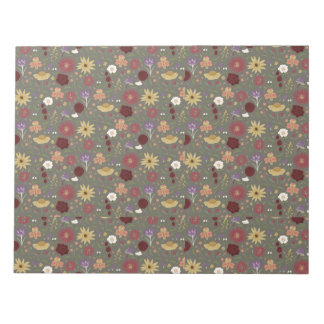 Bloemen van de herfst omarmen groene achtergrond notitieblok