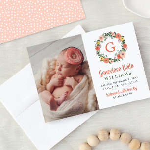 Bloemenkrans met koraalroze monogram Wreath baby m Aankondiging