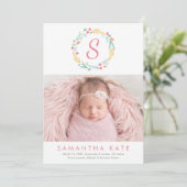Bloemenkrans Monogram Moderne Foto Geboorte Aankondiging (Staand voorkant)