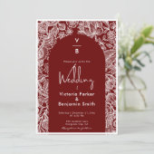  Bloemenlijn Boog Monogram Burgandy Bruiloft Kaart (Staand voorkant)