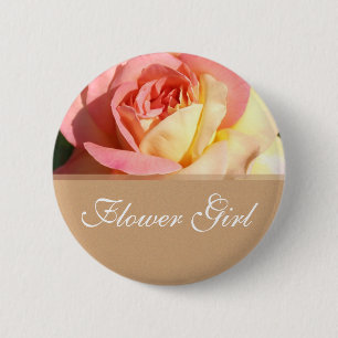Bloemenmeisje roze gele roos bruiloft naam knop. ronde button 5,7 cm