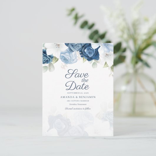 Bloemig Schrift Stofblauw Trouw Save The Date Aankondigingskaart (Staand voorkant)