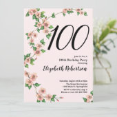 Bloemige 100ste verjaardagsuitnodiging in roze roo kaart (Staand voorkant)