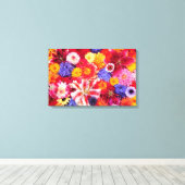 Bloemontwerp van Dalhia, Oosterse lelies, Canvas Afdruk (Insitu (Houten vloer))