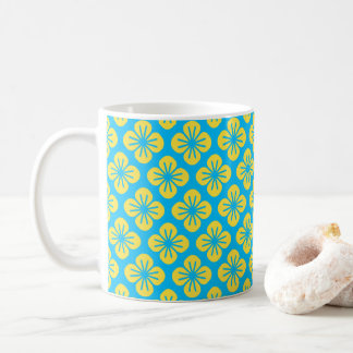 Bloempatroon in geel en turquoise koffiemok