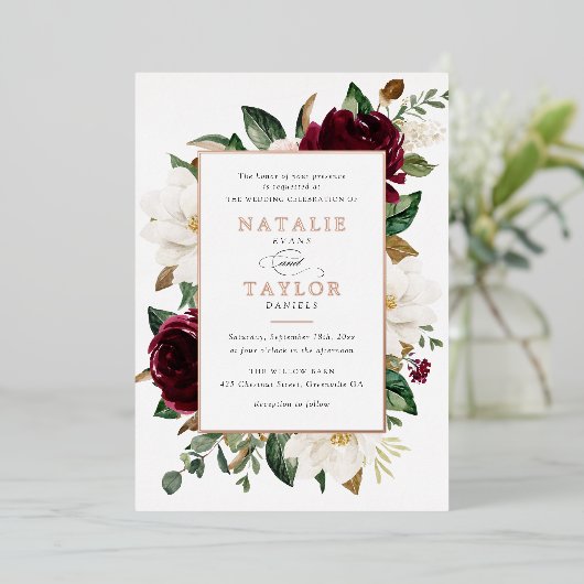 Bloemrijk Burgundy Wit Elegante Frame Roze Goud Folie Uitnodiging (Staand Voorkant)