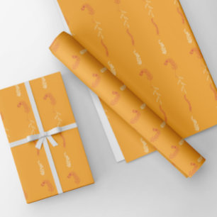 Bloemrijke krabbels op goudoranje inpakpapier vel