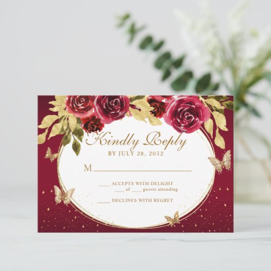 Bloemrood goud tiara vlinder quinceañera RSVP kaartje (Staand voorkant)