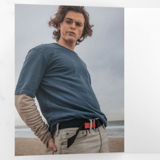 Blokken van het zwarte vierfototoestel met Tri-Fol Drieluik Uitnodiging (Binnenzijde eerst)