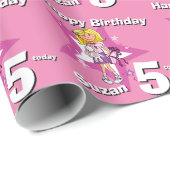 Blond meisjes roze gepersonaliseerd 5e verjaardag  cadeaupapier (Rol Hoek)