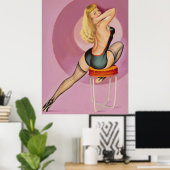 Blond op kruk terugkijkend Speld omhoog Poster (Thuiskantoor)