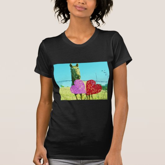 Blond paard en roze en rood hart t-shirt (Voorkant)