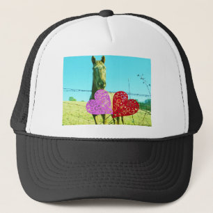 Blond paard en roze en rood hart trucker pet