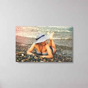 Blond vrouw op het strand canvas afdruk