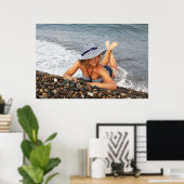 Blond vrouw op het strand poster (Thuiskantoor)