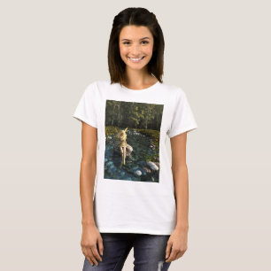 blonde fee peddelen in een bosstroom t-shirt