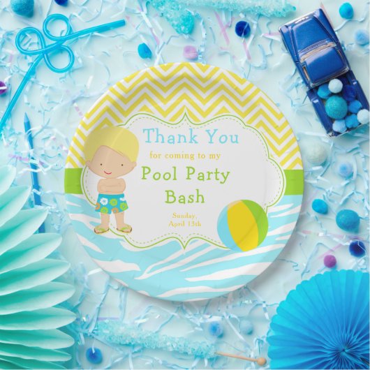 Blonde Hair Boy Pool Party Basparty Papieren Bordje (Feest)