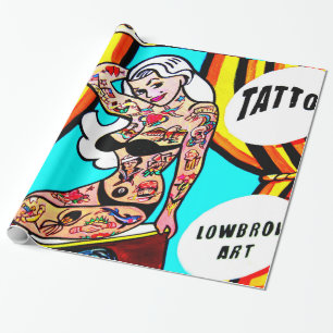 blonde met papier voor het inpakken van lichaamsde