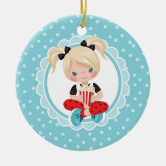 Blonde Movie Night Girl met Popcorn Keramisch Ornament