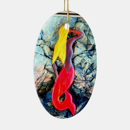 blonde zeemeermin in rood keramisch ornament (Rechts)