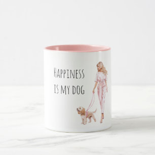 Blondharige dame die hond uitlaat mok