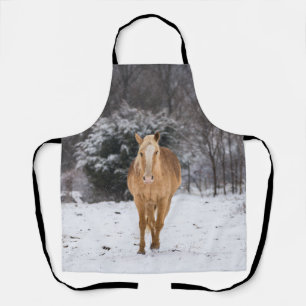Blondine Horse Walk In Het Sneeuw Schort