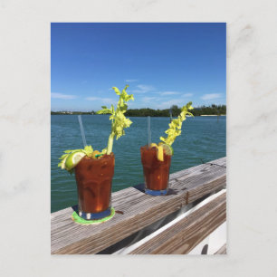 Bloody Mary drink op een spoeling met de oceaan Briefkaart