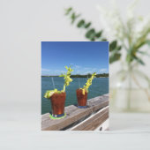 Bloody Mary drink op een spoeling met de oceaan Briefkaart (Staand voorkant)