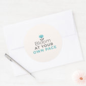 Bloom at Your Own Pace Minimal Motivational Sticke Ronde Sticker (Envelop)