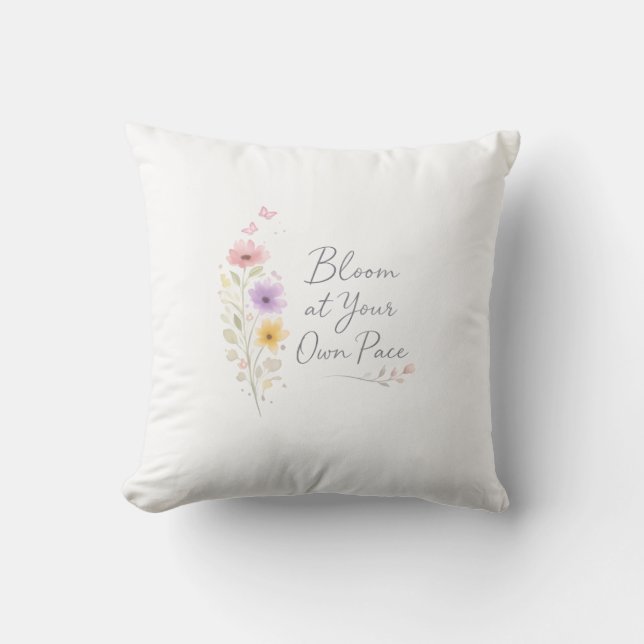 Bloom at Your Own Pace – Soft Floral Inspirational Kussen (Voorkant)