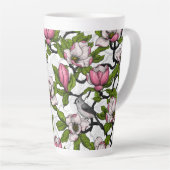 Bloomende magnolia en titmuisvogel latte mok (Rechterhoek)