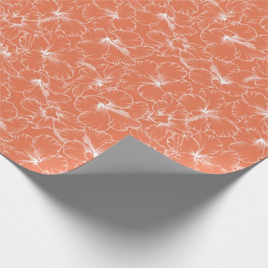 Bloomende witte Hibiscus-bloemen op strand Cadeaupapier (Hoek)